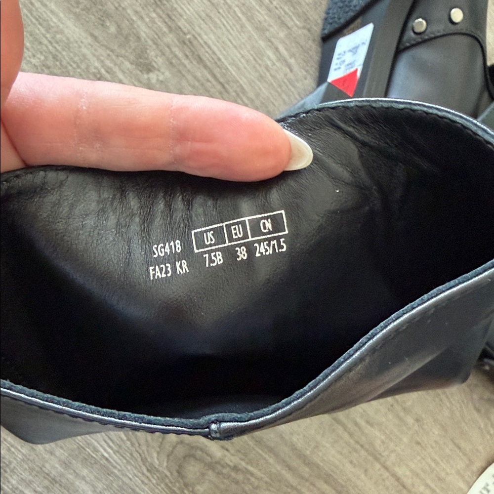 Stuart WEITZMAN
Maverick buckled leather ankle boots - Picture 9 of 9